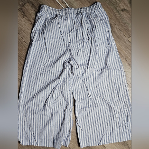 💥Sale💥NWOT Torrid Blue and White Striped Wide Leg Pants - Picture 3 of 4
